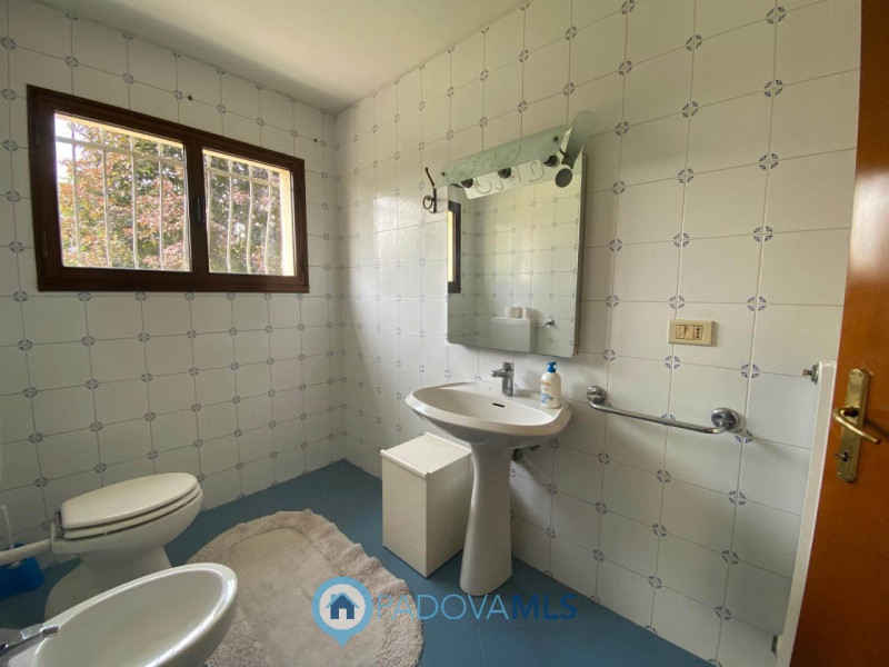 Immobile in esclusiva al Gruppo Padova MLS.
Situata a Pontemanco,  frazione di Due Carrare nota p...