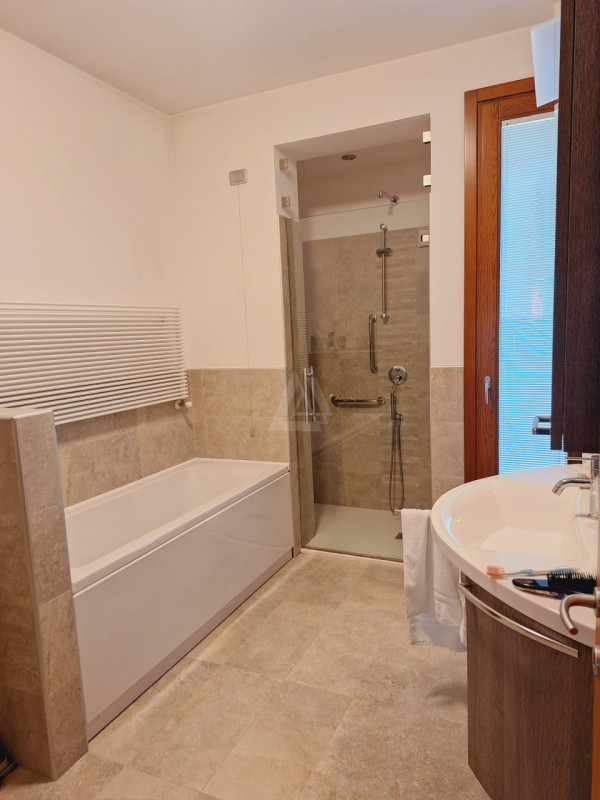 L'agenzia Iris è lieta di presentare in vendita una  casa singola situata nel cuore del Comune di...