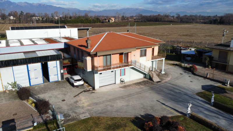 L'agenzia Iris è lieta di presentare in vendita una  casa singola situata nel cuore del Comune di...