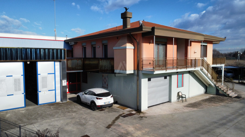 L'agenzia Iris è lieta di presentare in vendita una  casa singola situata nel cuore del Comune di...