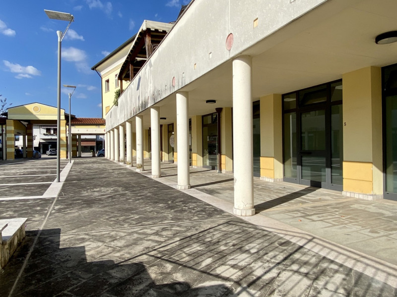 In palazzina del 2008, situata nel tranquillo quartiere residenziale di Cresole, proponiamo in ve...