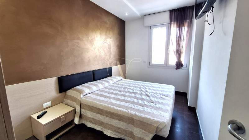 PIAZZA FONTANA, nel cuore di Bibione, su Viale Aurora, via pedonale costellata da ristoranti, neg...