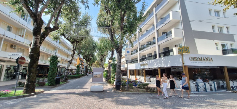 PIAZZA FONTANA, nel cuore di Bibione, su Viale Aurora, via pedonale costellata da ristoranti, neg...