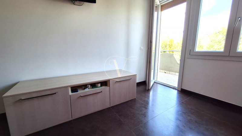 PIAZZA FONTANA, nel cuore di Bibione, su Viale Aurora, via pedonale costellata da ristoranti, neg...