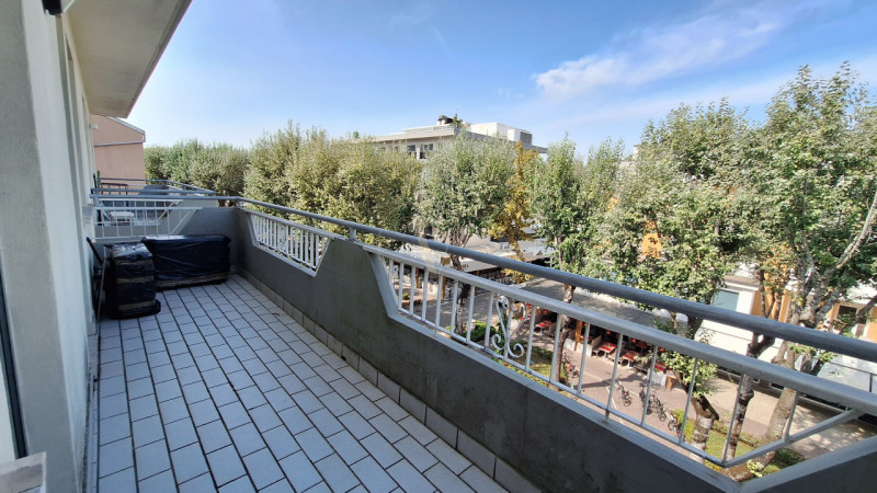 PIAZZA FONTANA, nel cuore di Bibione, su Viale Aurora, via pedonale costellata da ristoranti, neg...