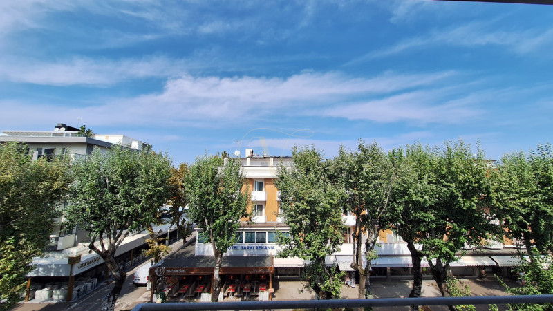 PIAZZA FONTANA, nel cuore di Bibione, su Viale Aurora, via pedonale costellata da ristoranti, neg...