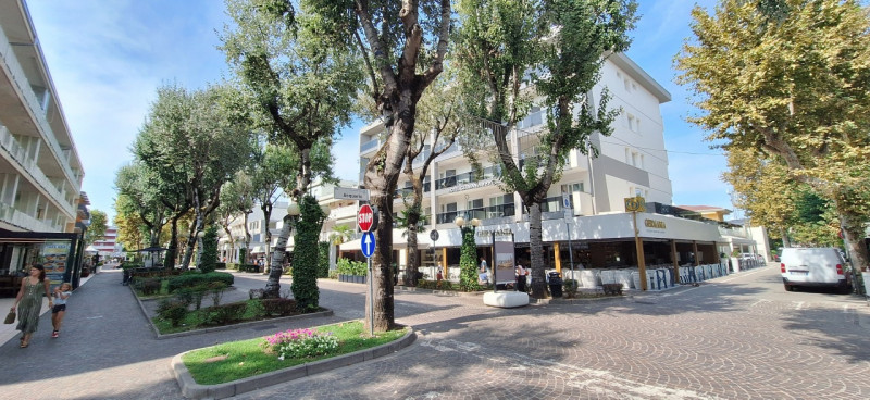 PIAZZA FONTANA, nel cuore di Bibione, su Viale Aurora, via pedonale costellata da ristoranti, neg...