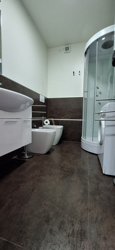 PIAZZA FONTANA, nel cuore di Bibione, su Viale Aurora, via pedonale costellata da ristoranti, neg...