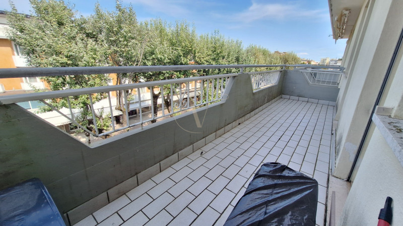 PIAZZA FONTANA, nel cuore di Bibione, su Viale Aurora, via pedonale costellata da ristoranti, neg...