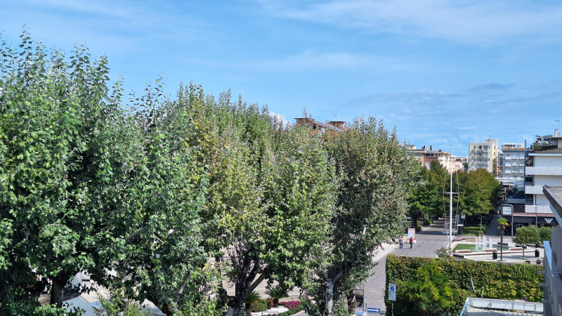 PIAZZA FONTANA, nel cuore di Bibione, su Viale Aurora, via pedonale costellata da ristoranti, neg...