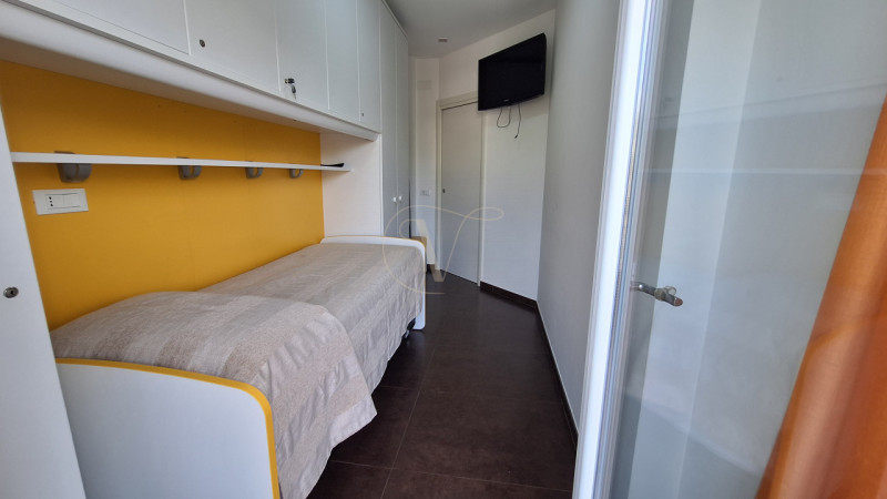 PIAZZA FONTANA, nel cuore di Bibione, su Viale Aurora, via pedonale costellata da ristoranti, neg...