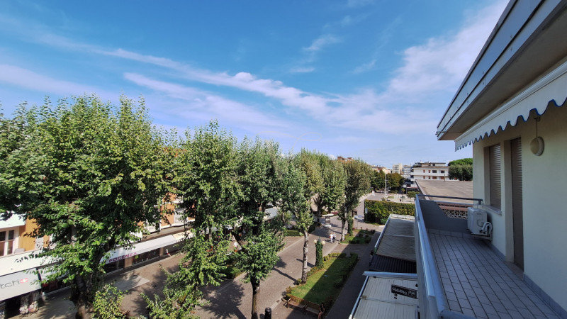 PIAZZA FONTANA, nel cuore di Bibione, su Viale Aurora, via pedonale costellata da ristoranti, neg...