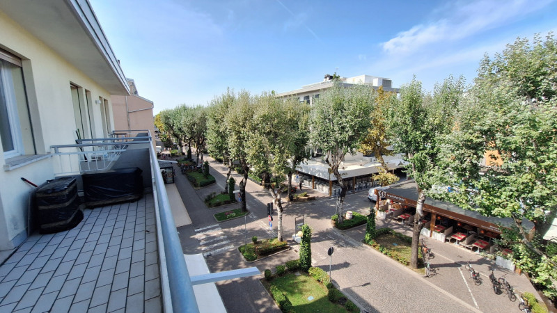 PIAZZA FONTANA, nel cuore di Bibione, su Viale Aurora, via pedonale costellata da ristoranti, neg...