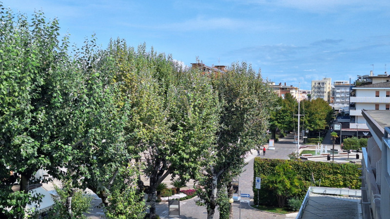 PIAZZA FONTANA, nel cuore di Bibione, su Viale Aurora, via pedonale costellata da ristoranti, neg...