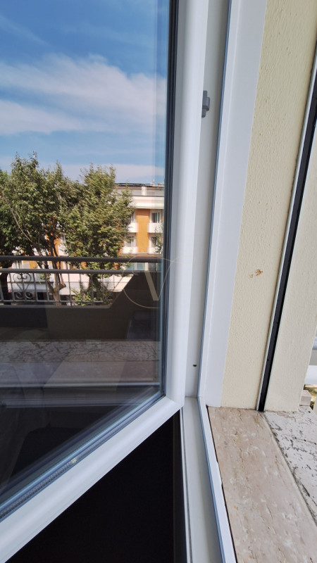 PIAZZA FONTANA, nel cuore di Bibione, su Viale Aurora, via pedonale costellata da ristoranti, neg...