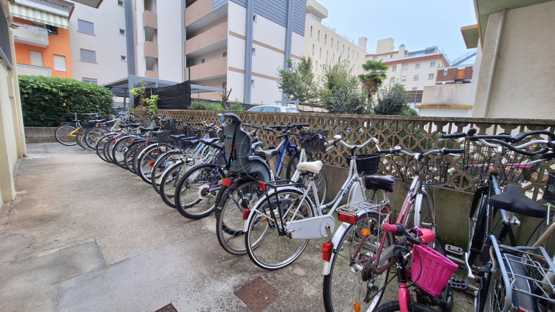 PIAZZA FONTANA, nel cuore di Bibione, su Viale Aurora, via pedonale costellata da ristoranti, neg...