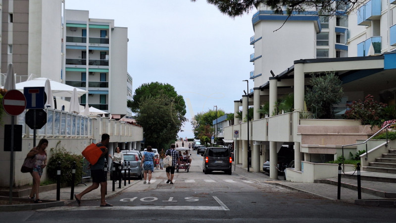 PIAZZA FONTANA, nel cuore di Bibione, su Viale Aurora, via pedonale costellata da ristoranti, neg...