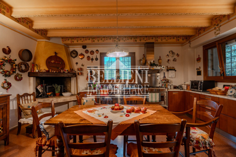 CAMISANO -  In un contesto residenziale e ben servito, proponiamo in vendita una villa indipenden...