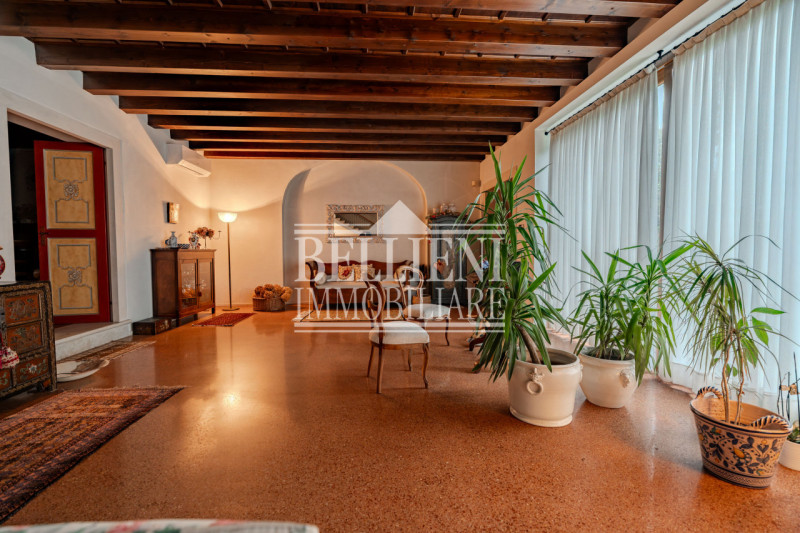 CAMISANO -  In un contesto residenziale e ben servito, proponiamo in vendita una villa indipenden...