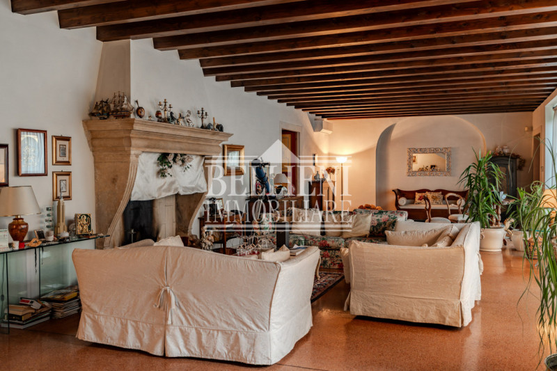 CAMISANO -  In un contesto residenziale e ben servito, proponiamo in vendita una villa indipenden...