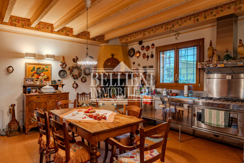 CAMISANO -  In un contesto residenziale e ben servito, proponiamo in vendita una villa indipenden...