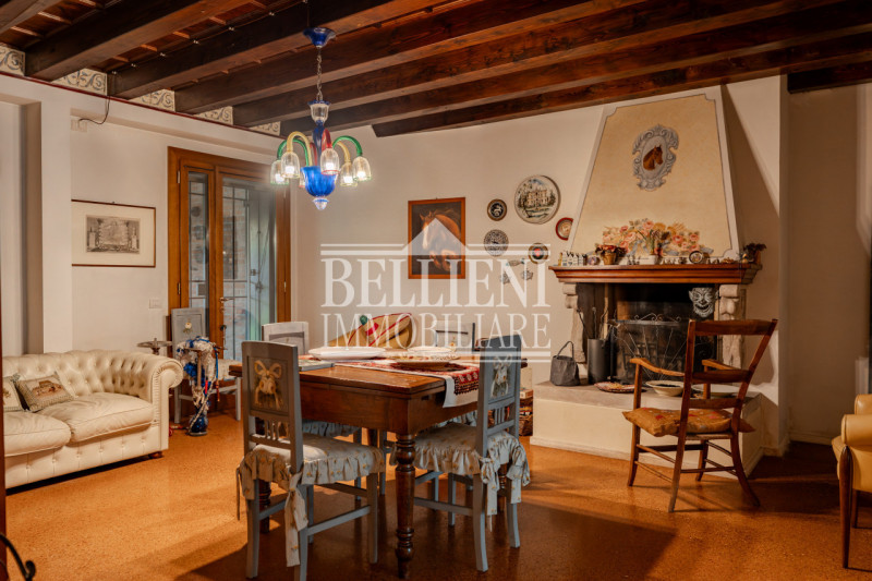 CAMISANO -  In un contesto residenziale e ben servito, proponiamo in vendita una villa indipenden...