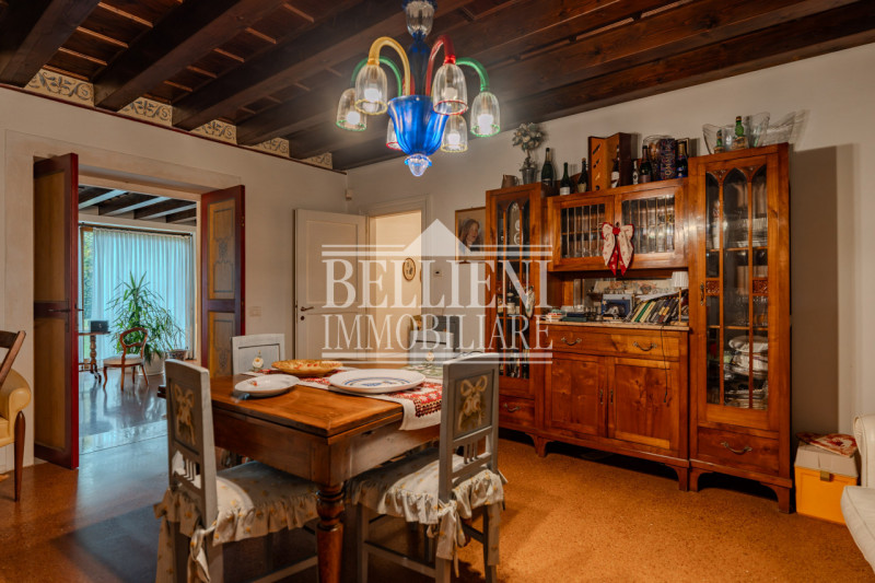 CAMISANO -  In un contesto residenziale e ben servito, proponiamo in vendita una villa indipenden...