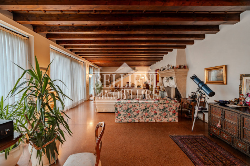 CAMISANO -  In un contesto residenziale e ben servito, proponiamo in vendita una villa indipenden...