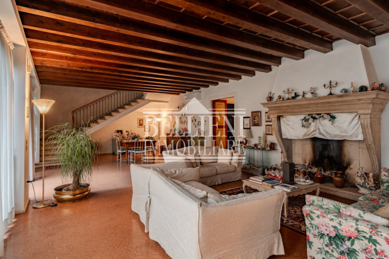 CAMISANO -  In un contesto residenziale e ben servito, proponiamo in vendita una villa indipenden...