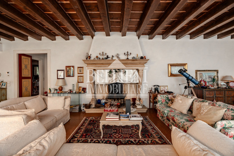 CAMISANO -  In un contesto residenziale e ben servito, proponiamo in vendita una villa indipenden...