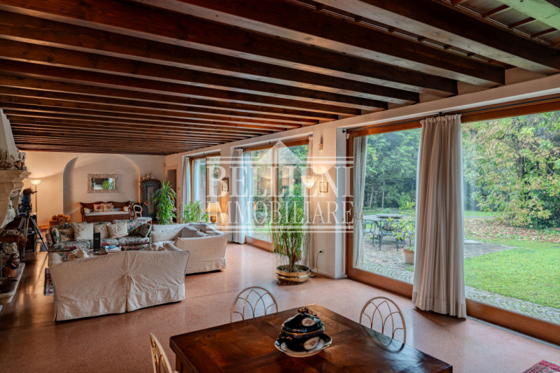 CAMISANO -  In un contesto residenziale e ben servito, proponiamo in vendita una villa indipenden...