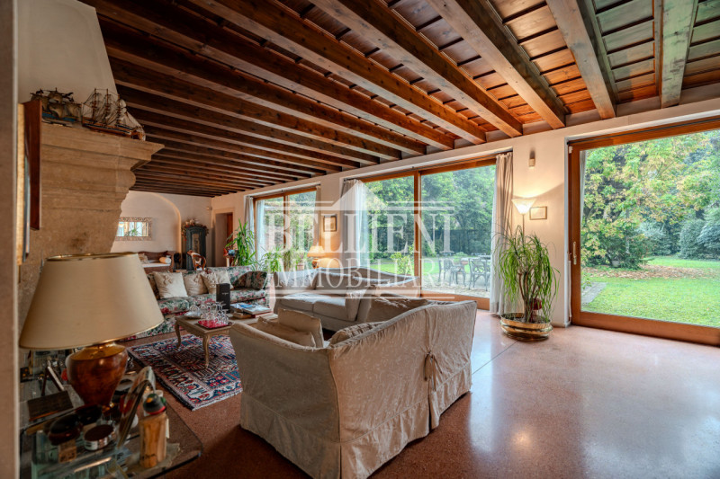 CAMISANO -  In un contesto residenziale e ben servito, proponiamo in vendita una villa indipenden...