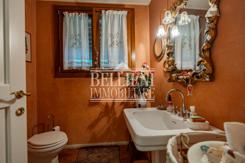 CAMISANO -  In un contesto residenziale e ben servito, proponiamo in vendita una villa indipenden...