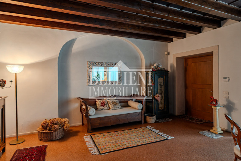 CAMISANO -  In un contesto residenziale e ben servito, proponiamo in vendita una villa indipenden...