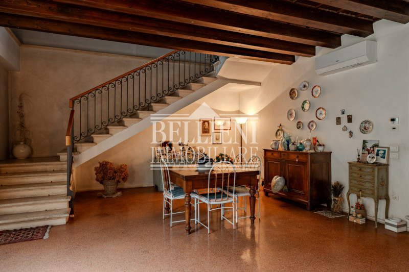 CAMISANO -  In un contesto residenziale e ben servito, proponiamo in vendita una villa indipenden...