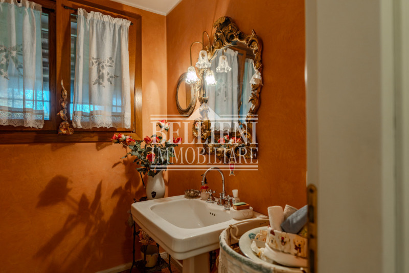 CAMISANO -  In un contesto residenziale e ben servito, proponiamo in vendita una villa indipenden...