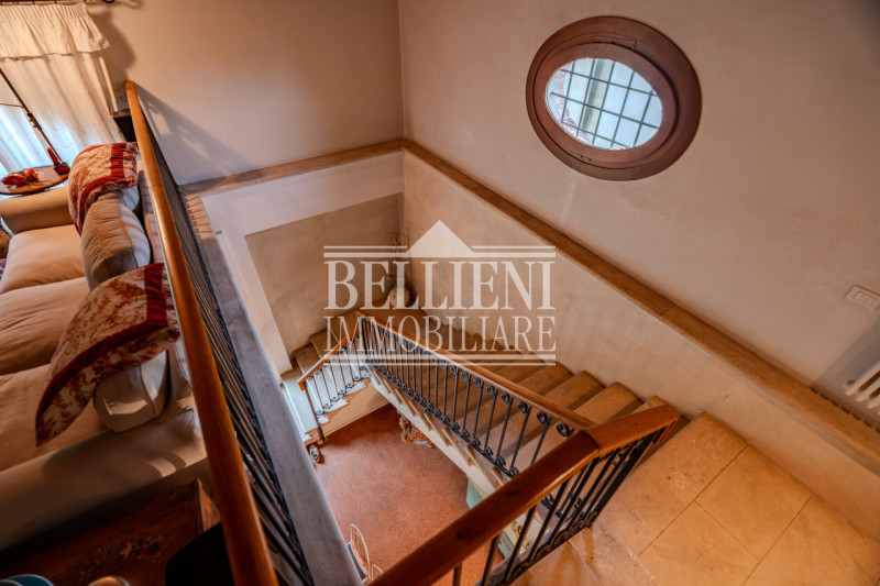 CAMISANO -  In un contesto residenziale e ben servito, proponiamo in vendita una villa indipenden...