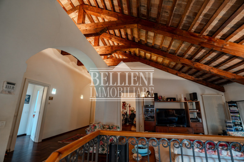 CAMISANO -  In un contesto residenziale e ben servito, proponiamo in vendita una villa indipenden...