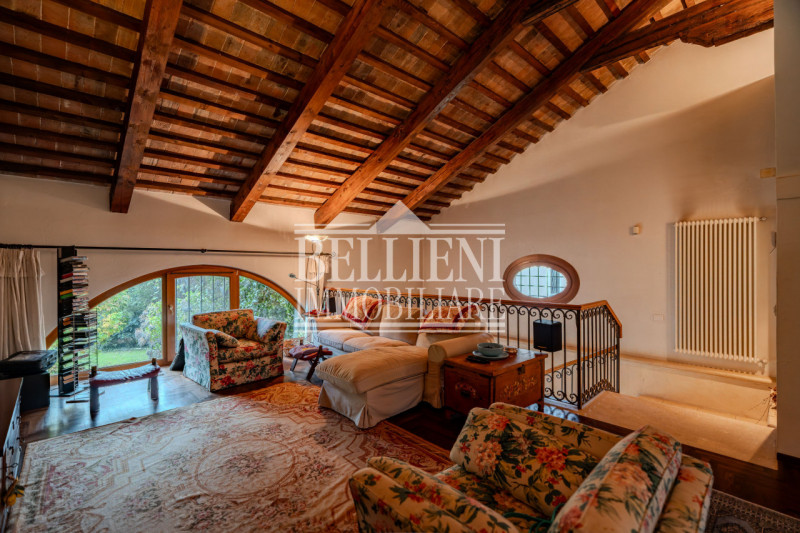 CAMISANO -  In un contesto residenziale e ben servito, proponiamo in vendita una villa indipenden...