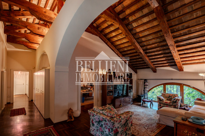 CAMISANO -  In un contesto residenziale e ben servito, proponiamo in vendita una villa indipenden...