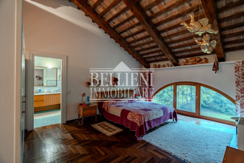 CAMISANO -  In un contesto residenziale e ben servito, proponiamo in vendita una villa indipenden...