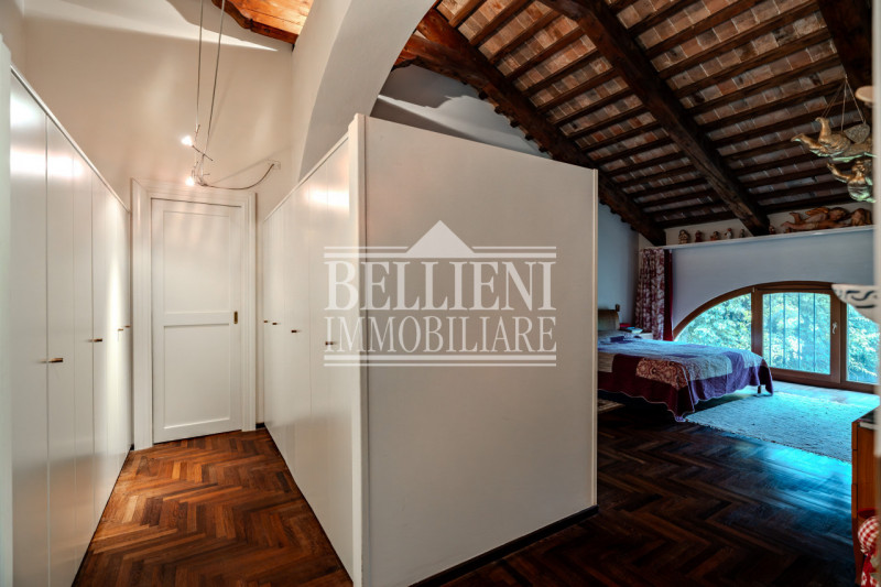 CAMISANO -  In un contesto residenziale e ben servito, proponiamo in vendita una villa indipenden...