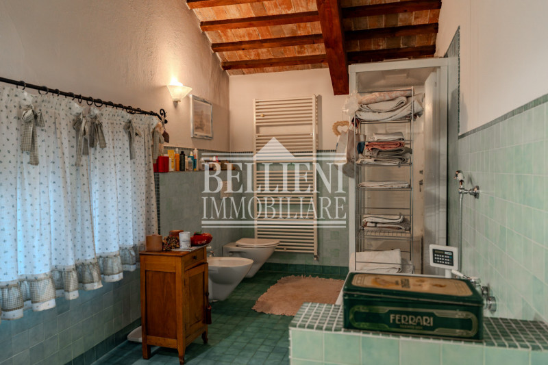 CAMISANO -  In un contesto residenziale e ben servito, proponiamo in vendita una villa indipenden...