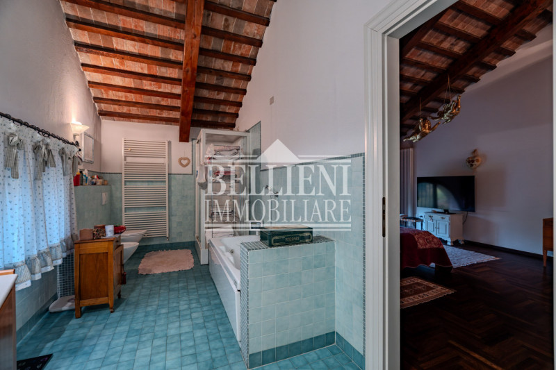 CAMISANO -  In un contesto residenziale e ben servito, proponiamo in vendita una villa indipenden...