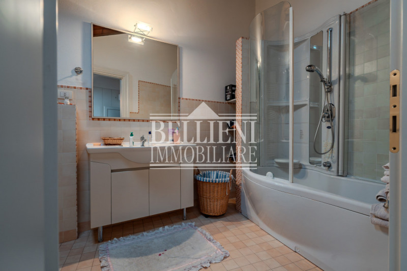 CAMISANO -  In un contesto residenziale e ben servito, proponiamo in vendita una villa indipenden...