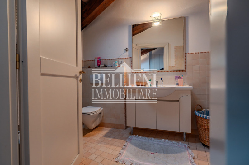 CAMISANO -  In un contesto residenziale e ben servito, proponiamo in vendita una villa indipenden...