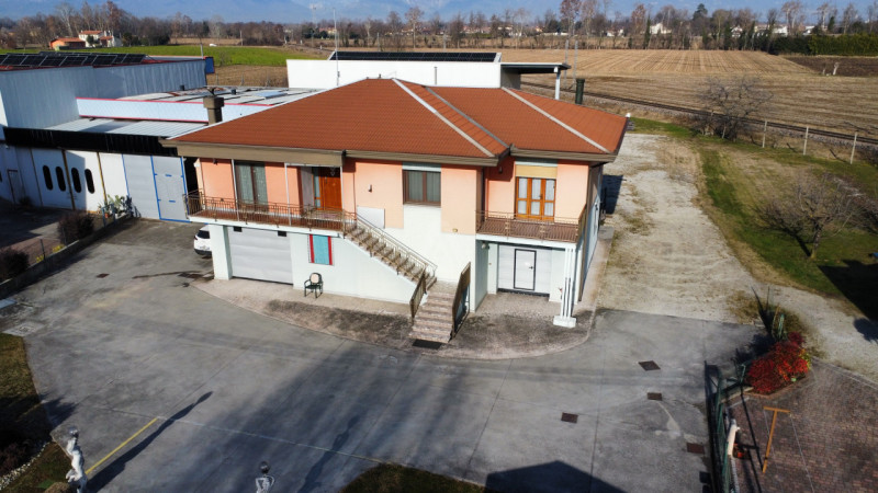 L'Agenzia Immobiliare IRIS propone in vendita questa elegante casa singola situata a Castello di ...