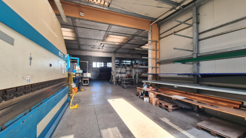 L'Agenzia Immobiliare IRIS propone in vendita Capannone situata a Castello di Godego, in zona str...