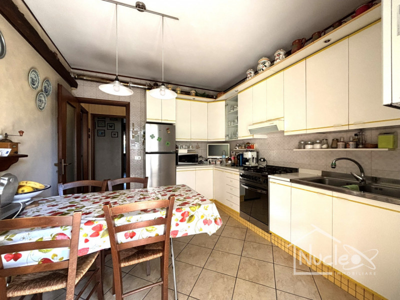 ABANO TERME: Proponiamo in vendita in contesto condominiale di sole 5 unità un appartamento posto...