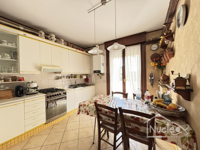 ABANO TERME: Proponiamo in vendita in contesto condominiale di sole 5 unità un appartamento posto...